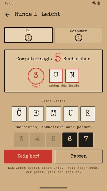 Spieltisch: „Computer sagt: 5 Buchstaben“, offen liegen U und N, unten die eigenen Steine Ö, E, M, U, K und die Knöpfe „Zeig her!“ und „Passen“.